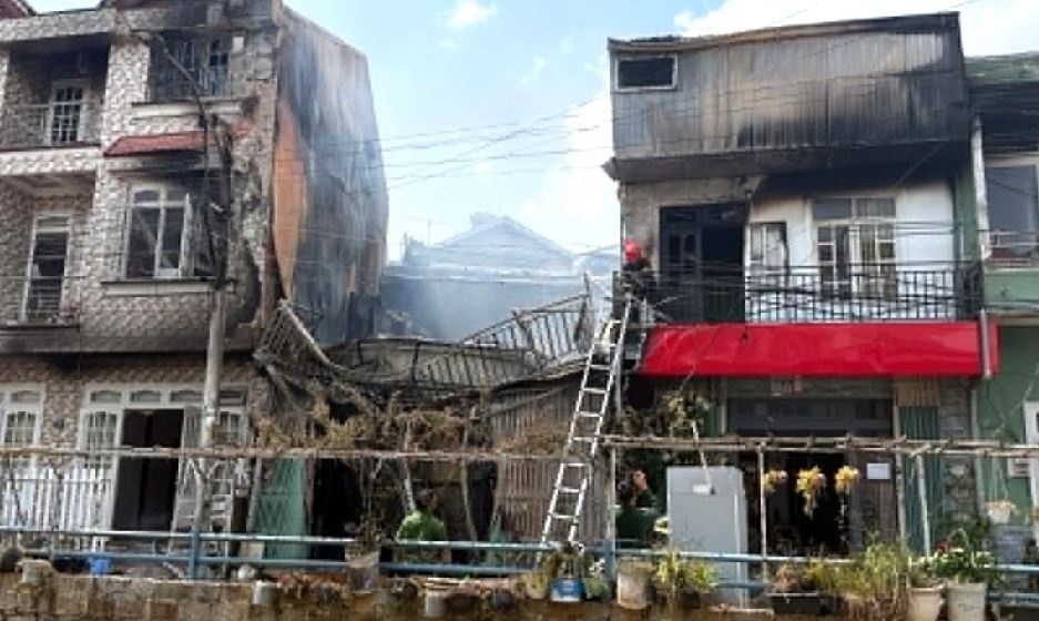 Dai uy cong an trong thuong khi chua chay nha dan hinh anh