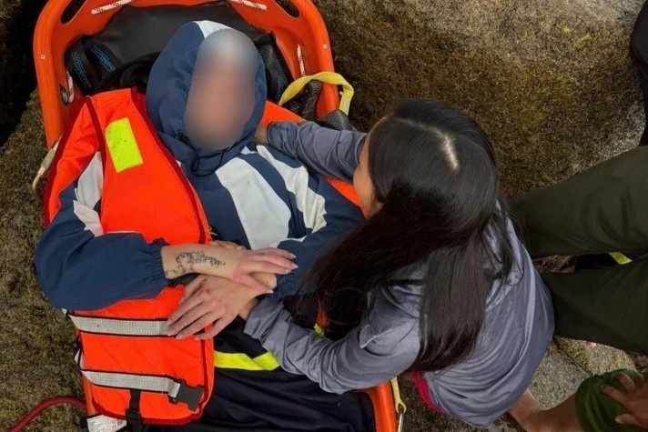 Cuu hai du khach nuoc ngoai mac ket trong hoc da o Dak Lak hinh anh