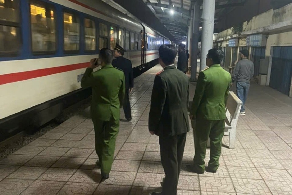 Cuu co gai 16 tuoi nghi bi 'bat coc online' tren tau hoa hinh anh