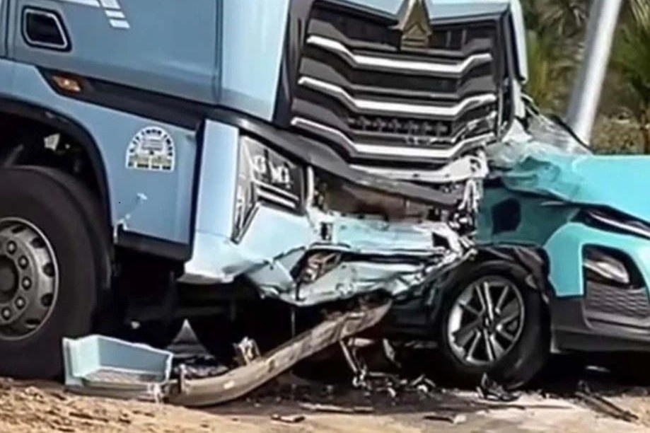 Qua nut giao khong giam toc, xe tai tong nat taxi hinh anh