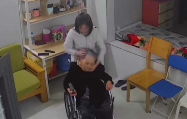 Nu giup viec bao hanh cu ba ngoi xe lan hinh anh