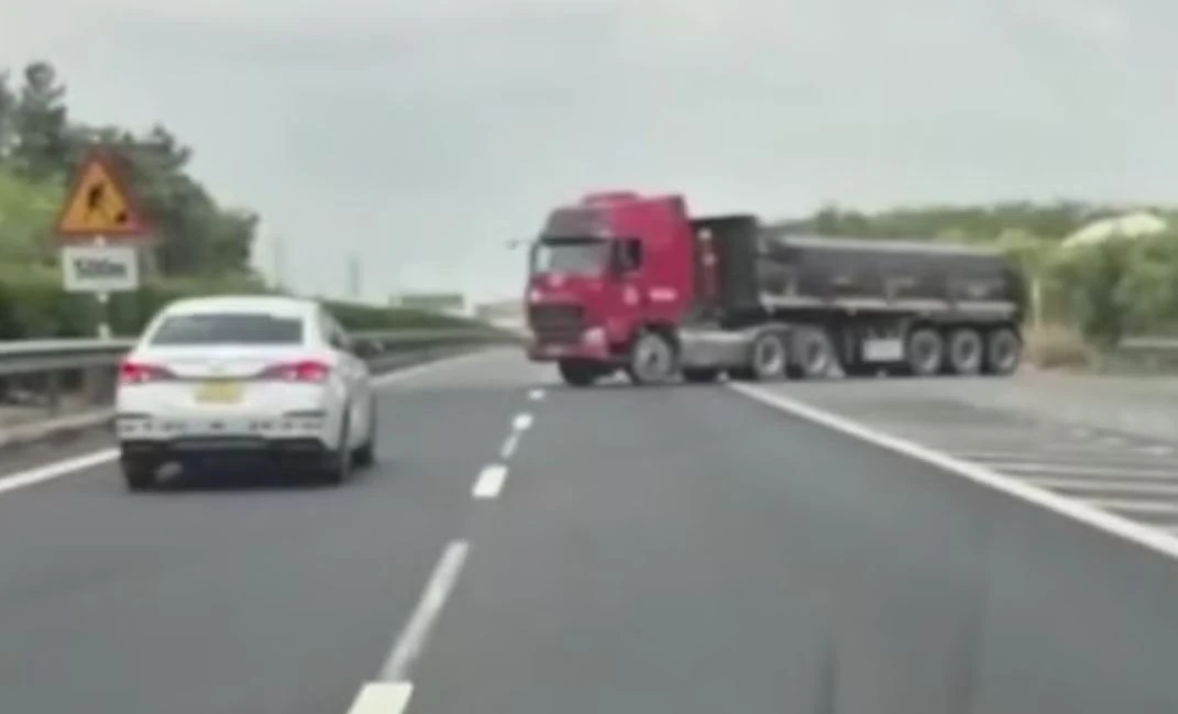 Xe dau keo 'dien xiec' tren cao toc TP.HCM - Long Thanh - Dau Giay hinh anh