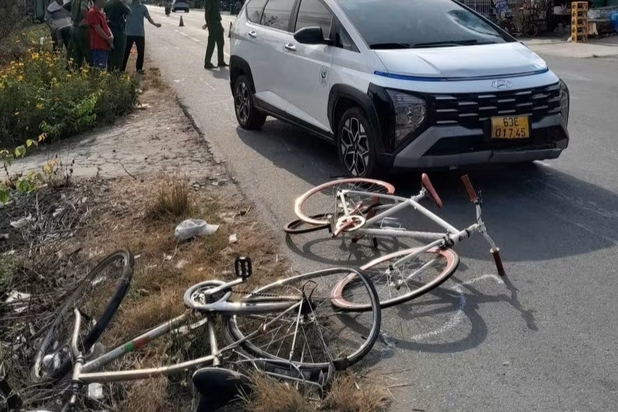 Dap xe tap the duc, bi oto dam tu vong hinh anh