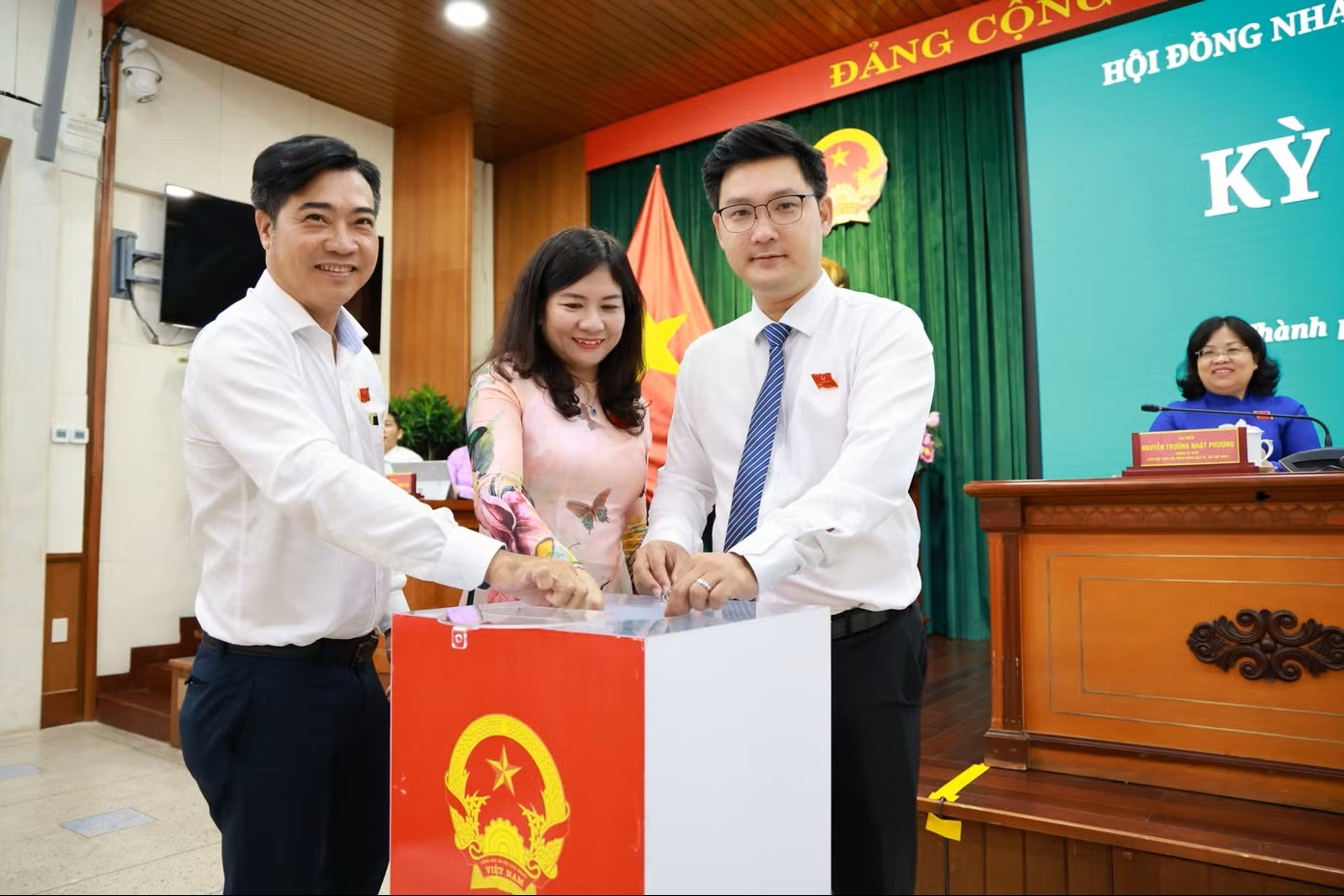 TP.HCM bau bo sung them mot uy vien UBND hinh anh