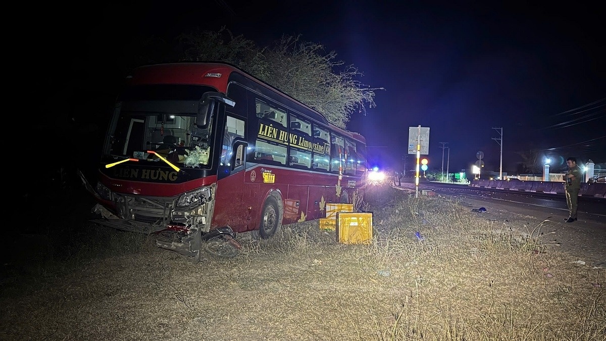 Xe khach va cham xe may, 1 nguoi tu vong o Lam Dong hinh anh