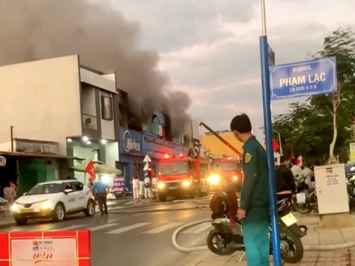 Chay trung tam dien may o Dong Nai, hai me con tu vong hinh anh