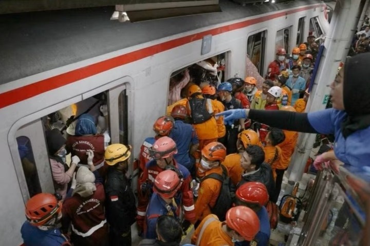 Dien chia buon ve vu tai nan duong sat tai Indonesia hinh anh