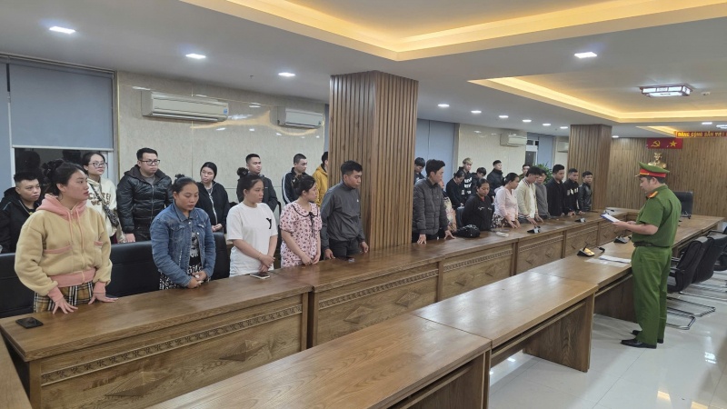 Mua ban tai khoan ngan hang trai phep, tiep tay 'rua' hang nghin ty hinh anh