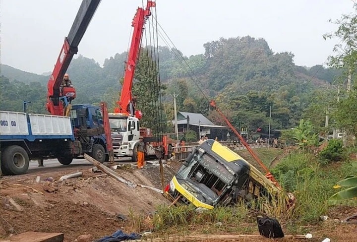 Nguyen nhan vu lat xe khach 3 nguoi tu vong o Son La hinh anh