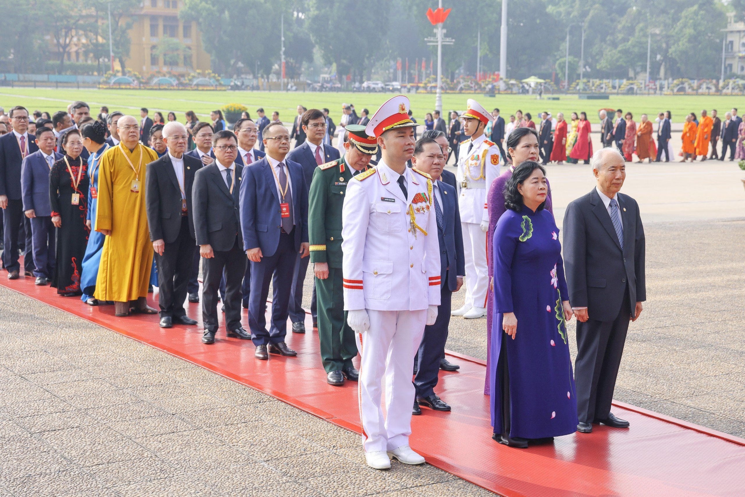 Dai bieu du Dai hoi MTTQ Viet Nam vao Lang vieng Chu tich Ho Chi Minh hinh anh