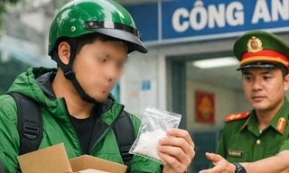 Nghi co ma tuy, shipper o TP.HCM cho thang hang den don cong an hinh anh