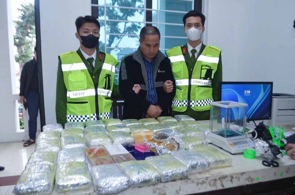 Cuu chu tich xa 'lac loi' vi nhan ship 22 kg ma tuy hinh anh