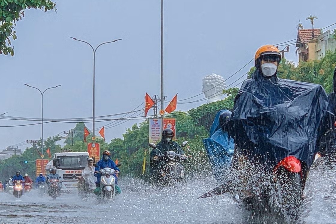 Mien Trung tiep tuc mua to hinh anh