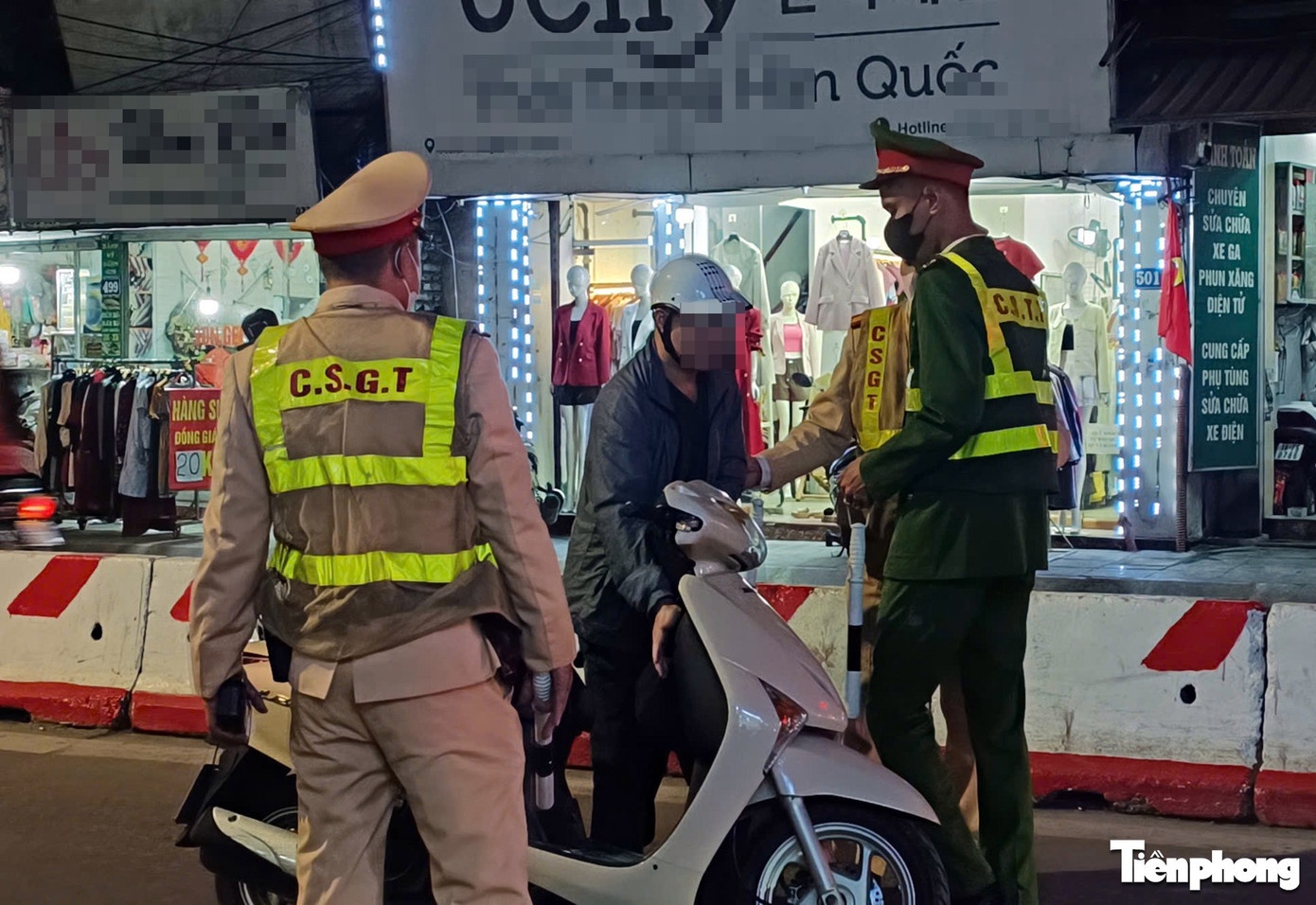 CSGT diu tai xe xin anh 1