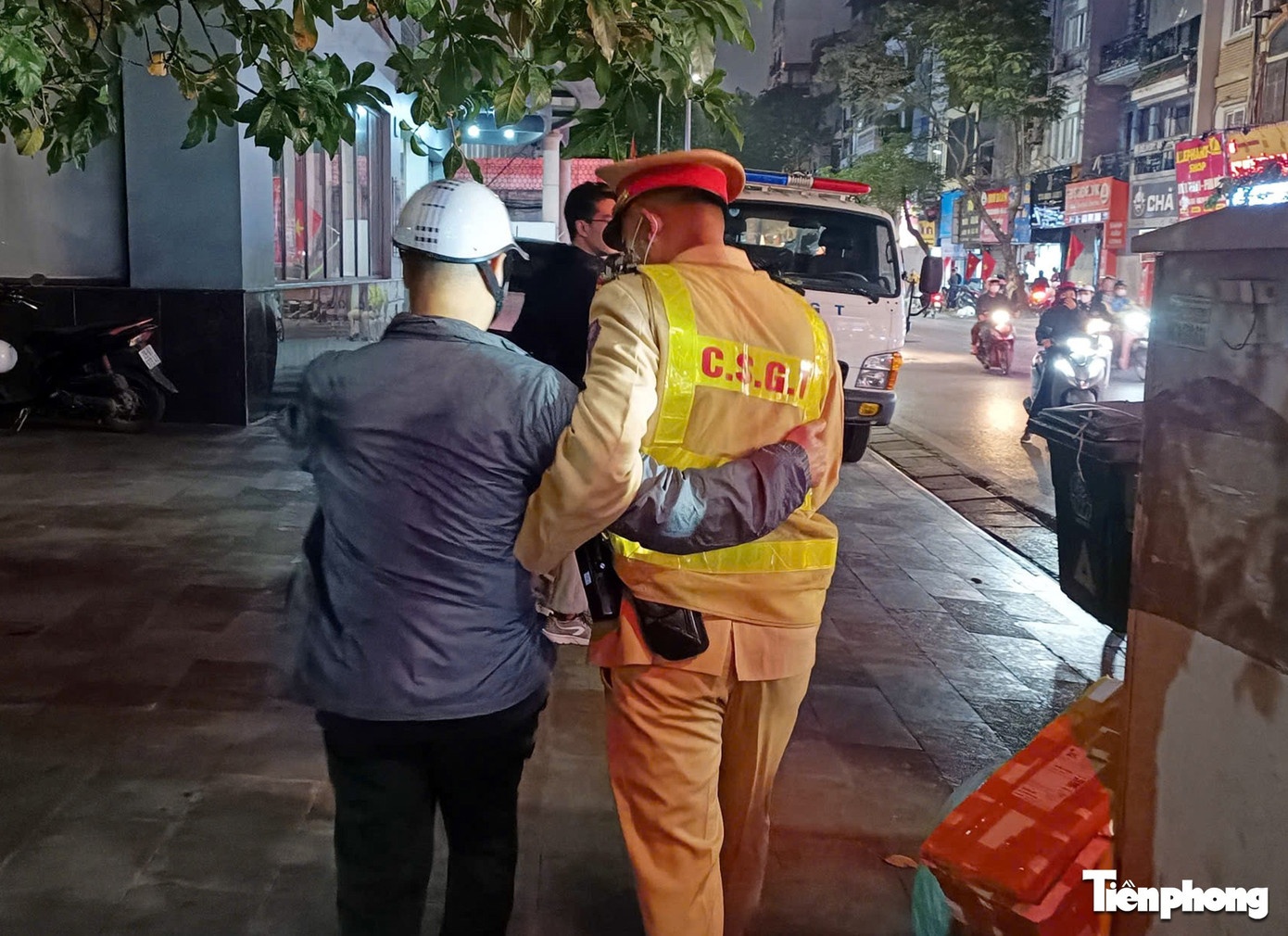 CSGT diu tai xe xin anh 2