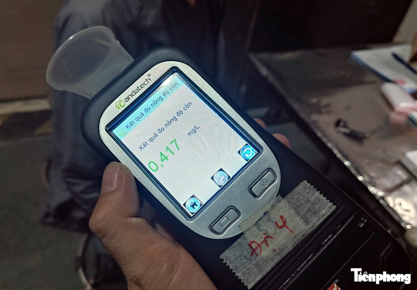 CSGT diu tai xe xin anh 3