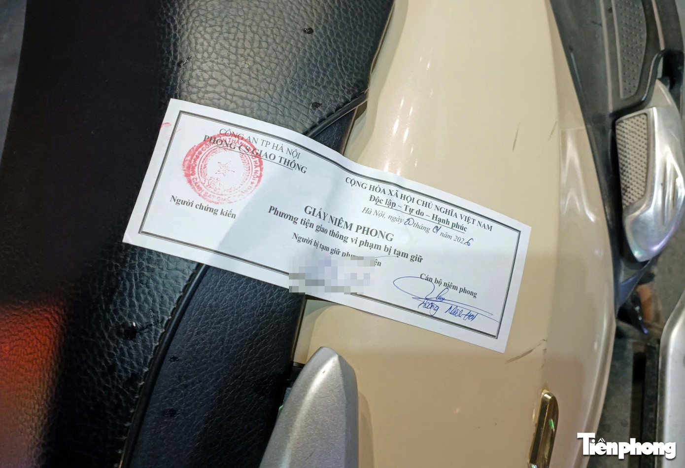 CSGT diu tai xe xin anh 4