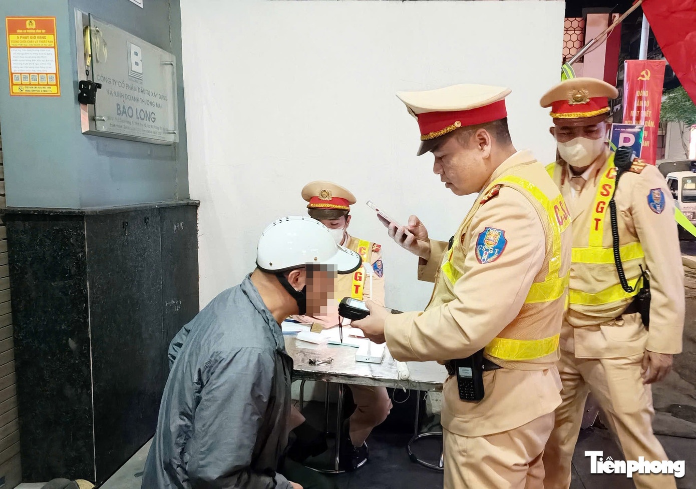 CSGT diu tai xe xin anh 5