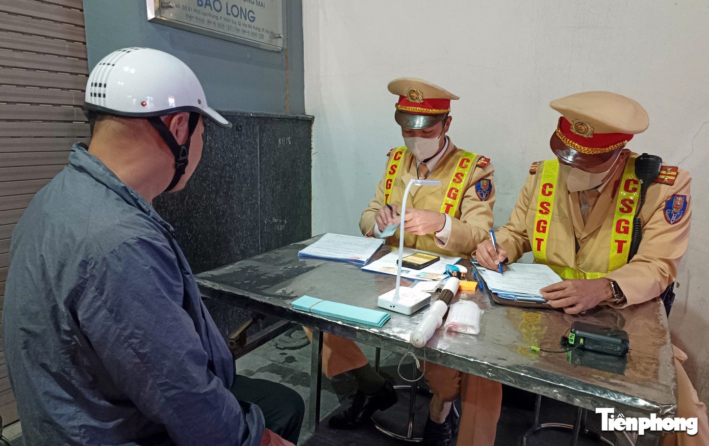 CSGT diu tai xe xin anh 6