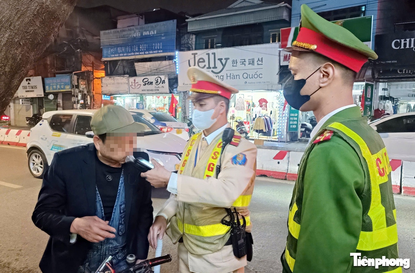 CSGT diu tai xe xin anh 7