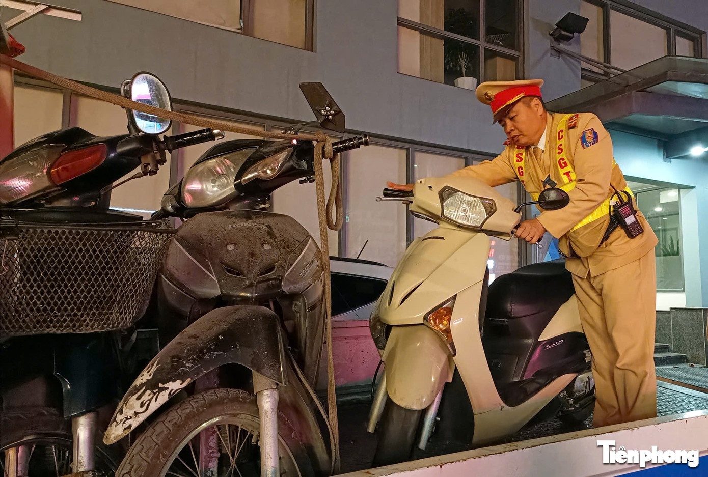 CSGT diu tai xe xin anh 9