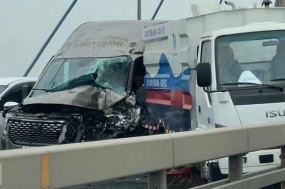 Xe ve sinh moi truong gap tai nan, cau Nhat Tan tac nhieu gio hinh anh