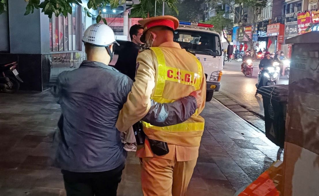 Tai xe 'lieu xieu' roi quan nhau duoc CSGT diu vao chot lap bien ban hinh anh