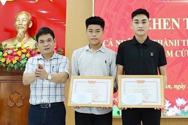 Nu sinh nhay cau, hai nam sinh dung cam lao xuong cuu hinh anh