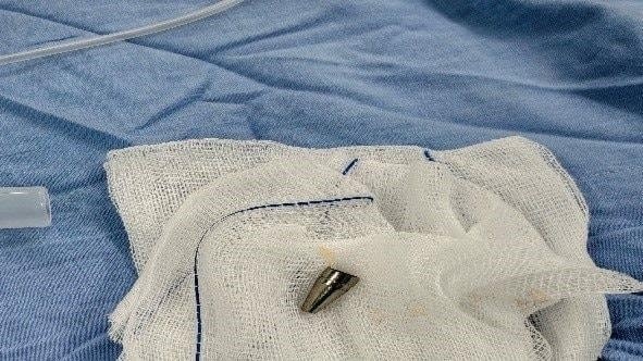 Cuu song be 7 tuoi lam roi ngoi but vao duong tho hinh anh