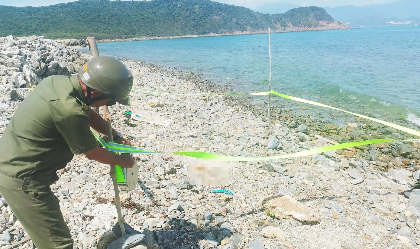Phat hien doan chan nguoi dat vao bai bien o Khanh Hoa hinh anh