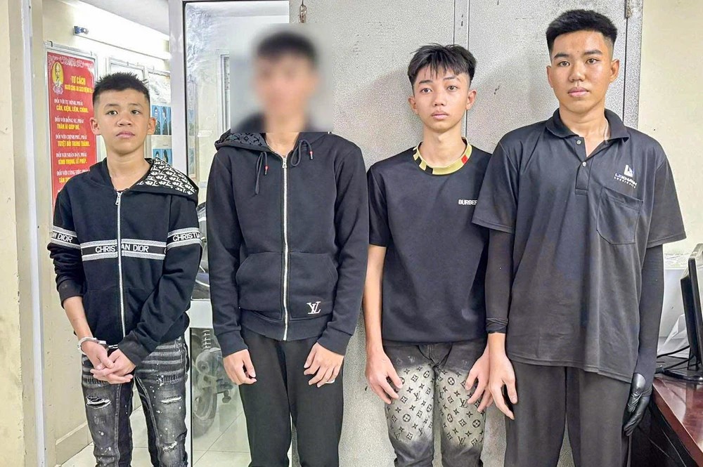 Bat 4 doi tuong tan cong, cuop tai san khach nuoc ngoai o Nha Trang hinh anh