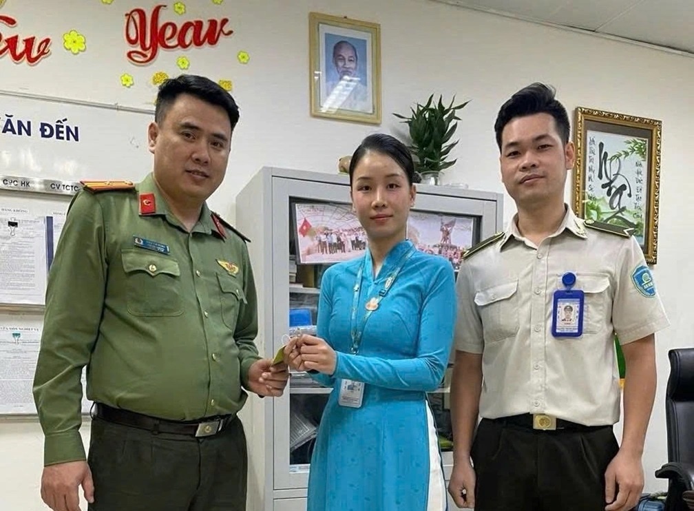 Tim duoc nhan kim cuong that lac o san bay Da Nang hinh anh