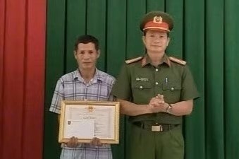 Nguoi dan ong lao xuong song cuu nu sinh tu tu hinh anh