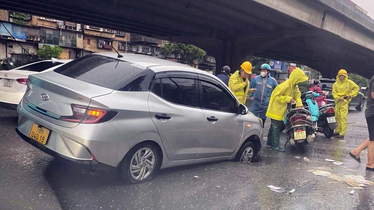 Them mot oto bat ngo sut ho tren duong o Ha Noi hinh anh