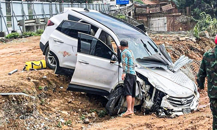 Oto con vang khoi cao toc hinh anh