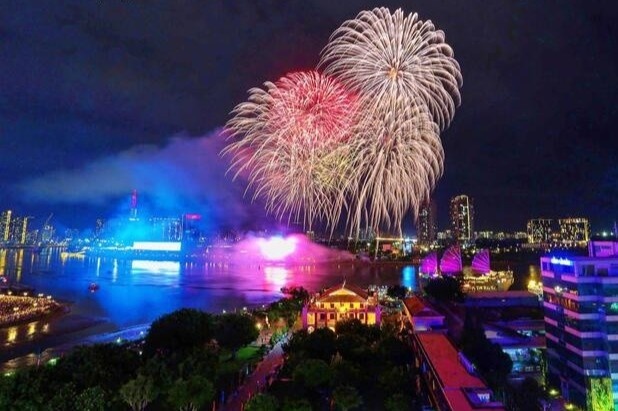 Cam xe nhieu duong trung tam TP.HCM phuc vu ban phao hoa dip 30/4 hinh anh