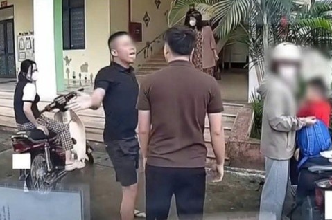 Phu huynh tat shipper tren san truong mam non hinh anh