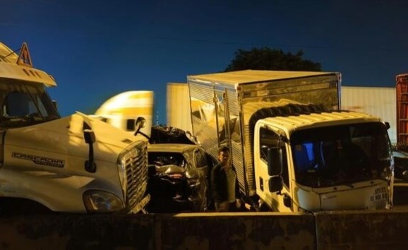 Xe Porsche cung 5 xe tai tong lien hoan, cau Phu My tac nhieu gio hinh anh