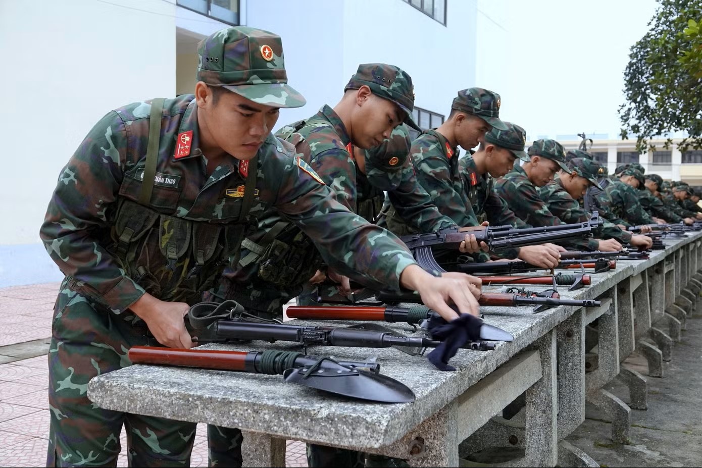 Vu khi, dan duoc cua Quan doi bi loai khoi bien che khi nao? hinh anh