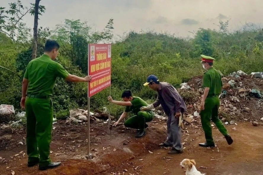 Do trom rac, thanh nien bi phat phai don sach lai rac hinh anh