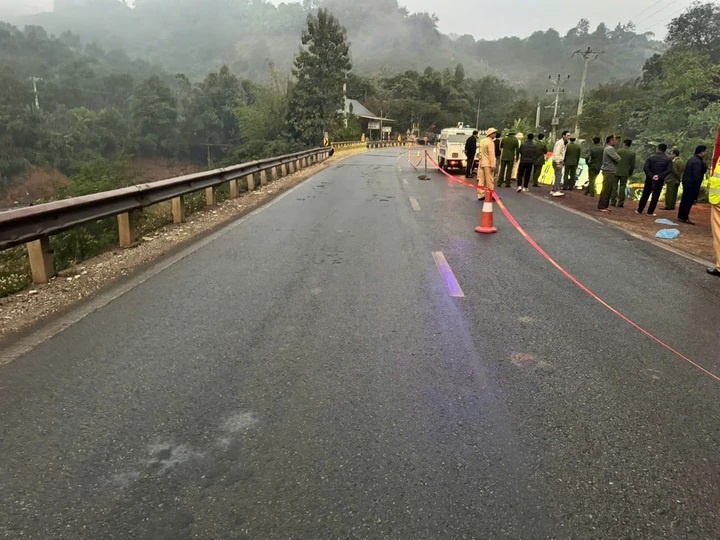 Lat xe khach o Son La, 4 nguoi tu vong hinh anh