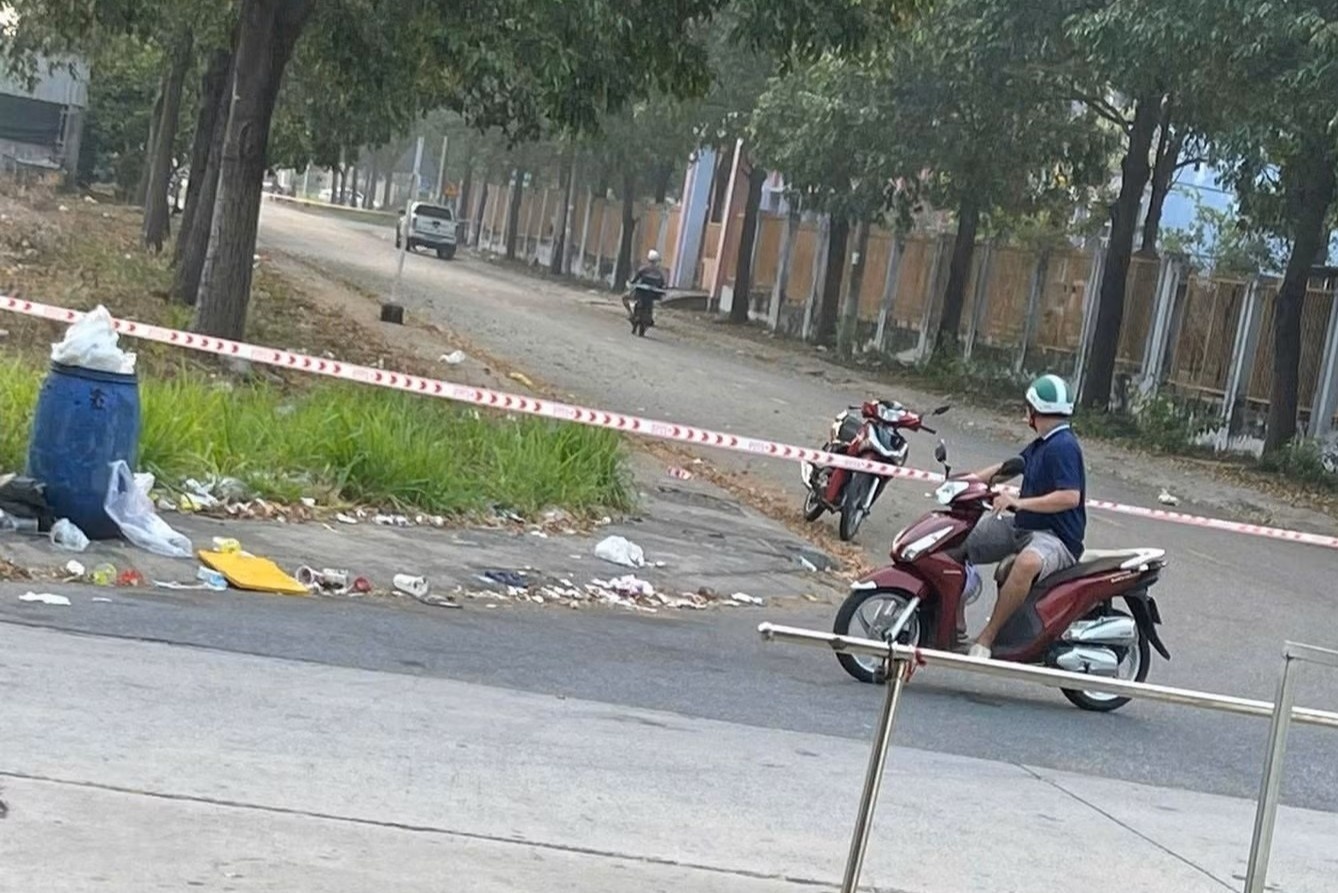 Nguoi dan ong tu vong trong tu the quy tren bai dat trong o TP.HCM hinh anh