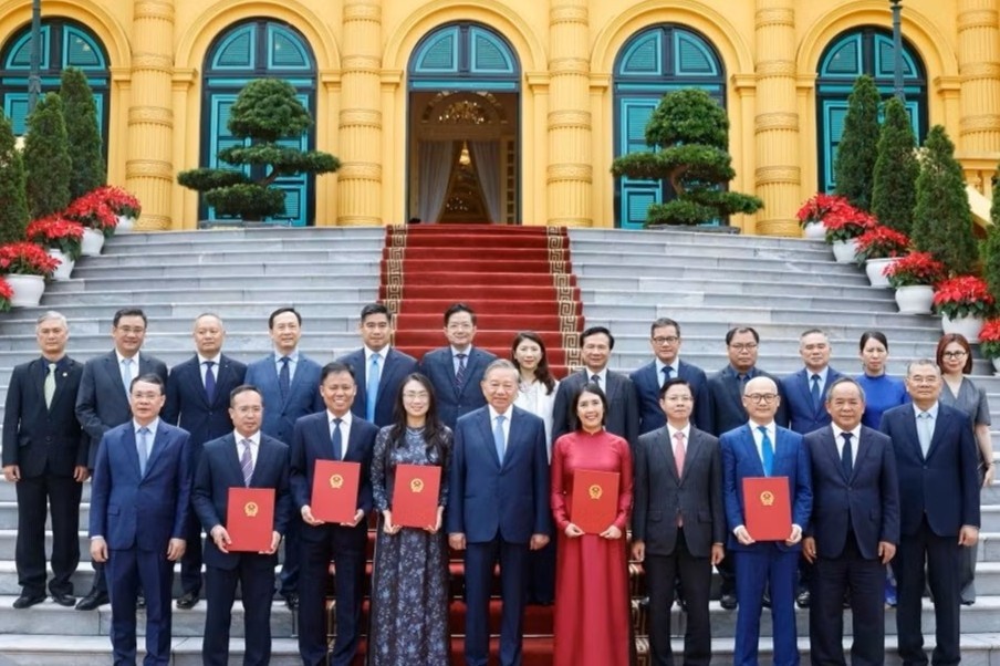 Tong Bi thu, Chu tich nuoc trao Quyet dinh bo nhiem cho 5 Dai su hinh anh