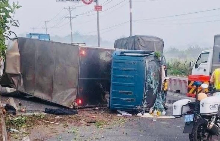 Xe tai lat ngang cau, cua ngo TP.HCM tac keo dai hinh anh