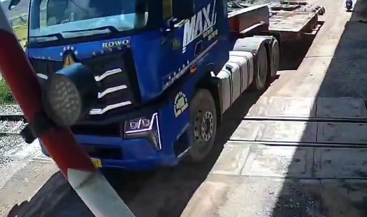 Xe container lam gay barie khi vuot duong ngang tau hoa hinh anh