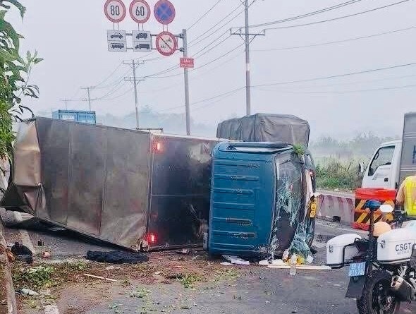 Lat xe tai TP.HCM anh 1