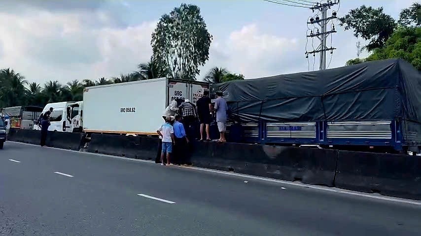 5 oto dam lien hoan tren quoc lo hinh anh