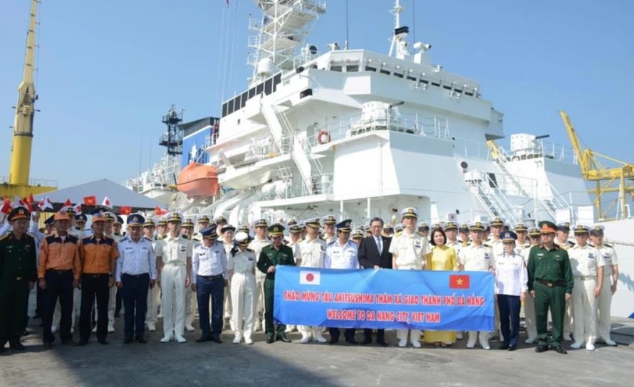 Tau cua Luc luong Bao ve bo bien Nhat Ban tham Da Nang hinh anh