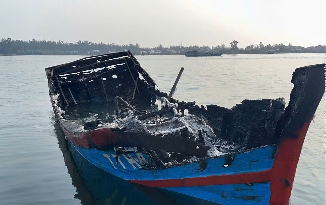 Tau ca chua 1.800 lit dau diesel boc chay hinh anh