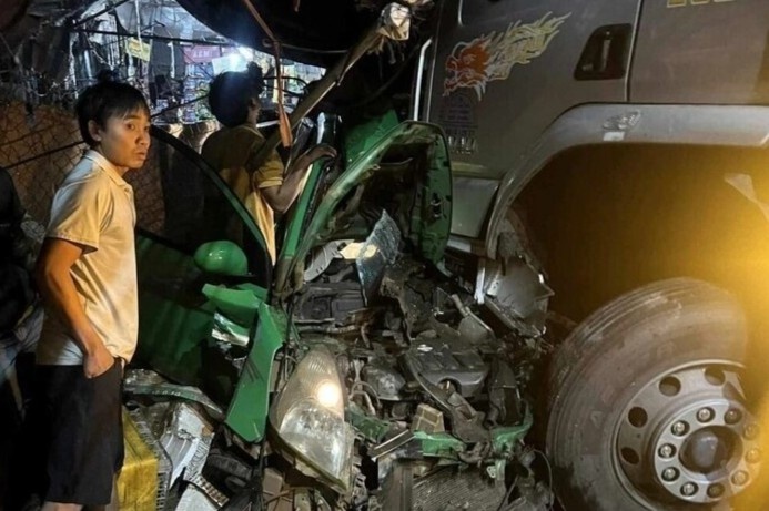 Taxi va cham xe tai, tai xe tu vong tai cho hinh anh